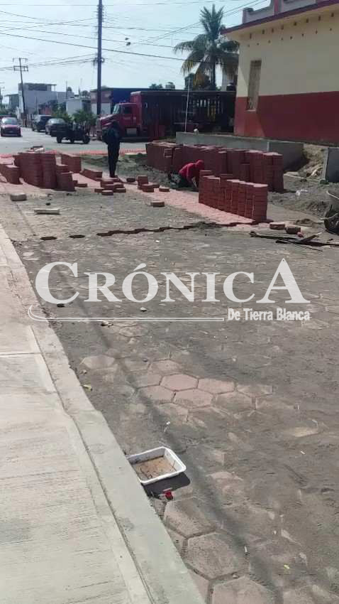 AVANZA ADOQUINADO EN LA MARCOS C. LICONA - Crónica de Tierra Blanca