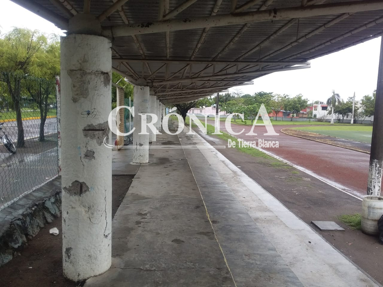 SE ATIENDE DAÑO A LAS BASES DEL TECHADO DE LAS GRADAS DEL CAMPO ...